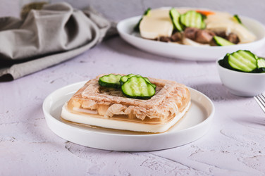 Вкуснейшее куриное желе с майонезом на тарелке на столе - Elena Rui
