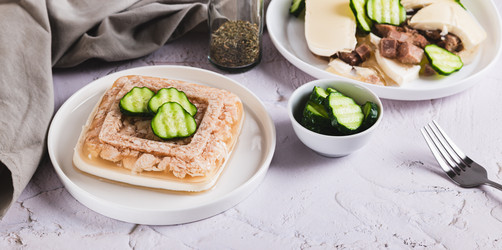 Вкусная курица в желе с майонезом на тарелке на столе (веб-баннер) - Elena Rui
