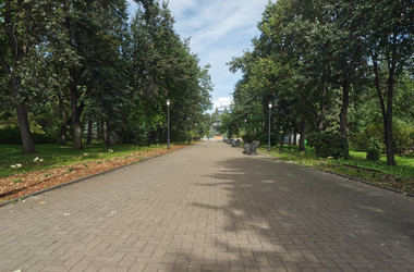Тропинка в городском парке в солнечный летний день - tven