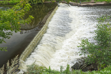 Вода, стекающая с плотины в реку - tven