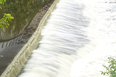 Вода стекает по плотине, крупный план - tven