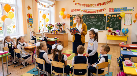 Первый учебный день в 1 классе: учительница встречает первоклассников в празднично украшенном классе - zemlyansky32