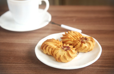 Печенье курабье с ягодным повидлом в центре на белой тарелке с вилочкой, крупный план - ZemLenik_photoclb