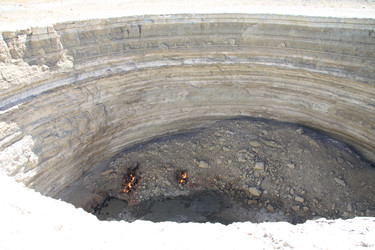 Карстовая воронка Дарваза с изумрудной водой в пустыне Каракум, Туркменистан, под ясным голубым небом - EOS_Canon