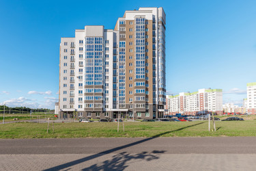 Внешний вид современного многоэтажного жилого здания - deek