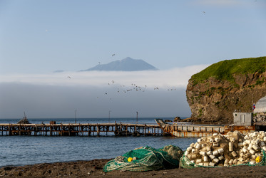 На фоне вулкана Богдан Хмельницкий. Рыбаки. Итуруп. On the background of the volcano Bogdan Khmelnitsky. Ribaki. Iturup. (marka) - marka
