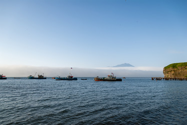 На фоне вулкана Богдан Хмельницкий. Рыбаки. Итуруп. On the background of the volcano Bogdan Khmelnitsky. Ribaki. Iturup. (marka) - marka