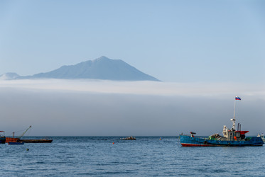 На фоне вулкана Богдан Хмельницкий. Рыбаки. Итуруп. On the background of the volcano Bogdan Khmelnitsky. Ribaki. Iturup. (marka) - marka