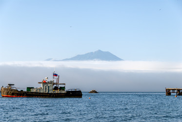 На фоне вулкана Богдан Хмельницкий. Рыбаки. Итуруп. On the background of the volcano Bogdan Khmelnitsky. Ribaki. Iturup. (marka) - marka