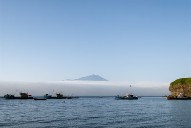 На фоне вулкана Богдан Хмельницкий. Рыбаки. Итуруп. On the background of the volcano Bogdan Khmelnitsky. Ribaki. Iturup. (marka) - marka