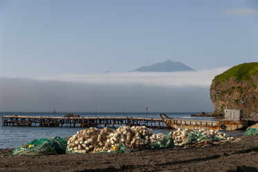 На фоне вулкана Богдан Хмельницкий. Рыбаки. Итуруп. On the background of the volcano Bogdan Khmelnitsky. Ribaki. Iturup. (marka) - marka