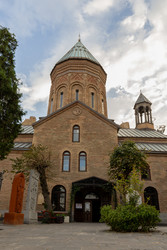 Церковь Сурб Геворг (церковь Святого Георгия) — армянский храм XIII века, расположенный в историческом районе Кала в Тбилиси, Грузия. Одна из старейших армянских церквей города, она служит кафедральным собором епархии Армянской Апостольской Церкви в Грузи - gumbao
