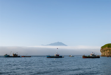 На фоне вулкана Богдан Хмельницкий. Рыбаки. Итуруп. On the background of the volcano Bogdan Khmelnitsky. Fishermen. Iturup. (marka) - marka