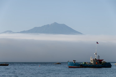 На фоне вулкана Богдан Хмельницкий. Рыбаки. Итуруп. On the background of the volcano Bogdan Khmelnitsky. Fishermen. Iturup. (marka) - marka