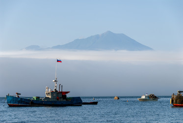 На фоне вулкана Богдан Хмельницкий. Рыбаки. Итуруп. On the background of the volcano Bogdan Khmelnitsky. Fishermen. Iturup. (marka) - marka