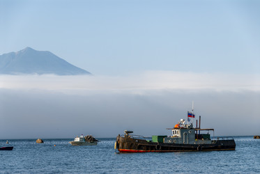На фоне вулкана Богдан Хмельницкий. Рыбаки. Итуруп. On the background of the volcano Bogdan Khmelnitsky. Ribaki. Iturup. (marka) - marka