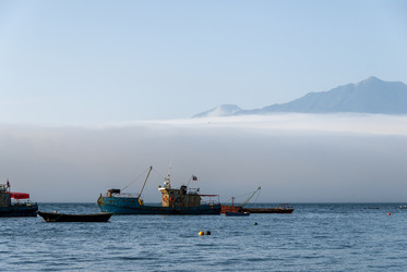 На фоне вулкана Богдан Хмельницкий. Рыбаки. Итуруп. On the background of the volcano Bogdan Khmelnitsky. Ribaki. Iturup. (marka) - marka