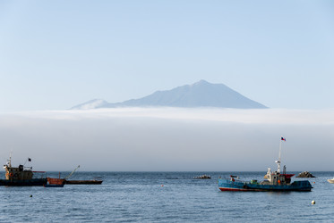 На фоне вулкана Богдан Хмельницкий. Рыбаки. Итуруп. On the background of the volcano Bogdan Khmelnitsky. Ribaki. Iturup. (marka) - marka