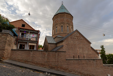 Старая церковь Сурб Геворг (церковь Святого Георгия) — армянский храм XIII века, расположенный в историческом районе Кала в Тбилиси, Грузия. Она служит кафедральным собором епархии Армянской Апостольской Церкви в Грузии - gumbao