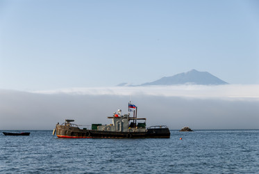 На фоне вулкана Богдан Хмельницкий. Рыбаки. Итуруп. On the background of the volcano Bogdan Khmelnitsky. Ribaki. Iturup. (marka) - marka