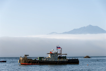 На фоне вулкана Богдан Хмельницкий. Рыбаки. Итуруп. On the background of the volcano Bogdan Khmelnitsky. Ribaki. Iturup. (marka) - marka