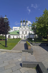 Церковь Михаила и Федора Черниговских (Храм Черниговских чудотворцев). Москва, Черниговский переулок, 3. Солнечный день в конце июля - Wombat