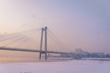 Раннее зимнее морозное утро над Енисеем в центре Красноярска с золотым рассвеетом - Aleksandr1972