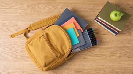 Фото в стиле Flat Lay: школьные принадлежности с рюкзаком - artshock