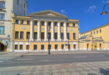 Городская усадьба Ф. Б. Лепешкина - Демидова Москва, Пятницкая улица, дом 18, строение 1. Солнечный день в конце июля - Wombat