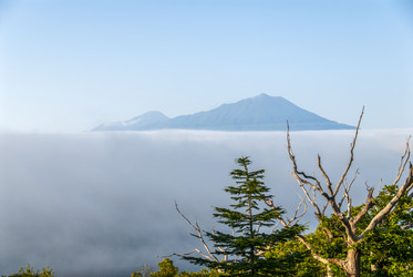 Вид на вулкан Богдан Хмельницкий. Итуруп. View of the volcano Bogdan Khmelnitsky.. Iturup. (marka) - marka