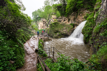 Вид на водопад в Кавказских горах - gumbao