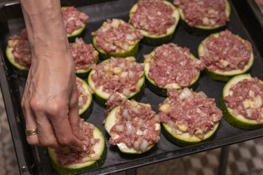 Хозяйка готовит фаршированные кольца из кабачков с говяжьим фаршем и луком - Pazemin