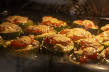 Запеченные в духовке ломтики цуккини, фаршированные мясом и расплавленным сыром - Pazemin