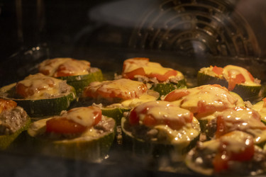 Запеченные в духовке ломтики цуккини, фаршированные мясом и расплавленным сыром - Pazemin