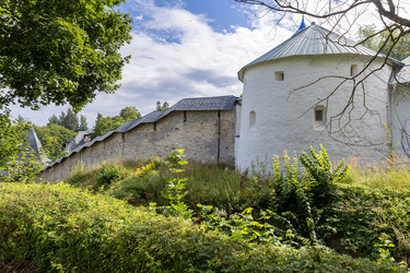 Россия. Печоры. Крепостные стены Псково-Печерского монастыря. Russia. Pechory. Fortress walls of Pskov-Pechorsky Monastery - ffoto-graff