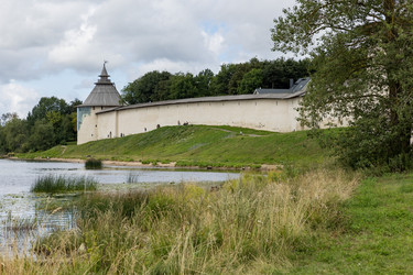 Россия. Псков. Вид на архитектуру Псковского кремля. Russia. Pskov. View of the architecture of the Pskov Kremlin - ffoto-graff