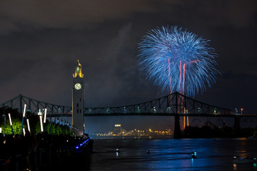Монреальская часовая башня и мост Жака Картье с фейерверком ночью во время летнего праздника - EOS_Canon