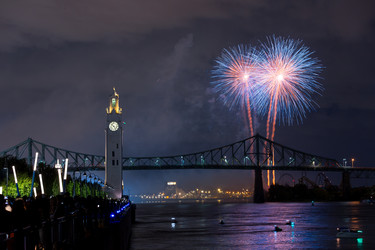 Монреальская часовая башня и мост Жака Картье с фейерверком ночью во время летнего праздника - EOS_Canon