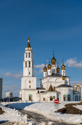 Екатеринбург, Россия. Белый православный храм с золотыми куполами и колокольней, на переднем плане ярко-красная табличка «Въезд запрещен», позади — современные здания - NikitaMaykov