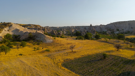 Гереме, Невшехир, Турция. Аэрофотосъемка с дрона над Долиной Любви в Каппадокии, демонстрирующая ее культовые и уникальные скальные образования в форме фаллических камней, напоминающих «волшебные дымоходы». Вид сверху - NikitaMaykov