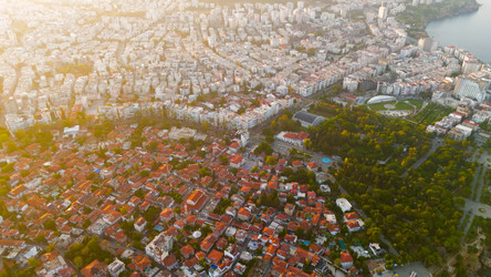 Анталья, Турция. Аэрофотосъемка с дрона над Старым городом Калеичи, парком Караалиоглу, башней Хидирлик, скалистым побережьем и современными городскими улицами в утреннем свете. Вид сверху - NikitaMaykov