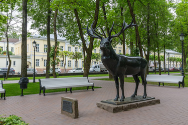 Памятник оленям в городском парке «Блоне» в Смоленске, Россия. Надпись на памятнике гласит: «Олени работы Рихарда Фризе. Летний городской пейзаж» - gumbao