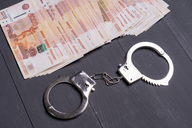 Российские банкноты номиналом 500 рублей лицевой стороной вниз на темной поверхности - AntonSAN