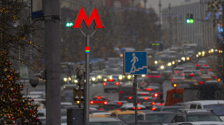 Москва, 29 декабря 2025 года. Знак метро и указатель входа в метро в Москве во время снегопада. Когда дороги обваливаются, мы пересаживаемся на городской подземный транспорт. Сильный снегопад в городе ухудшает ситуацию на дорогах - AntonSAN