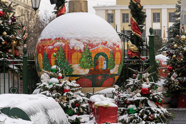 Москва, 29 декабря 2025 года. Новогодние украшения в Москве, времена года в Москве, елки, шары, украшения, новогодние ярмарки. Москва украшена к празднованию Нового года, Рождества и новогодних праздников - AntonSAN