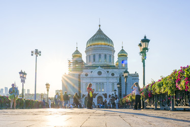 Москва, 26 июля 2026 года, Патриарший мост в Москве, туристы осматривают достопримечательности столицы. Солнечный теплый летний вечер в Москве напротив Храма Христа Спасителя - AntonSAN