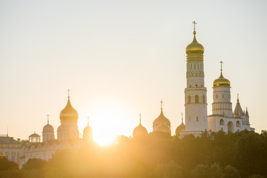 Москва, 26 июля 2026 года. Колокольня Ивана Великого и соборный комплекс церквей Московского Кремля в живописных лучах заката. Центр Московского Кремля: золотые купола церквей в лучах заходящего солнца - AntonSAN