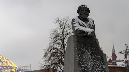 Москва, 30 декабря 2025 года. Памятник Карлу Марксу был воздвигнут напротив Большого театра в 1961 году - AntonSAN