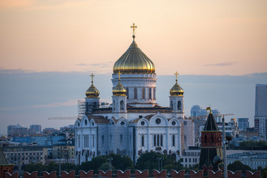Москва, 26 июля 2026 года, Московский Храм Христа Спасителя на закате, вид издалека сверху. Вечер в Москве в лучах заката, Храм Христа Спасителя - AntonSAN