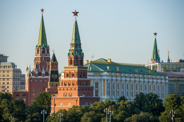 Москва, 26 июля 2026 года. Фотография крупным планом одного из самых узнаваемых видов Москвы с Патриаршего моста, Водоводной башни, Боровицкой башни и Большого Кремлевского дворца - AntonSAN